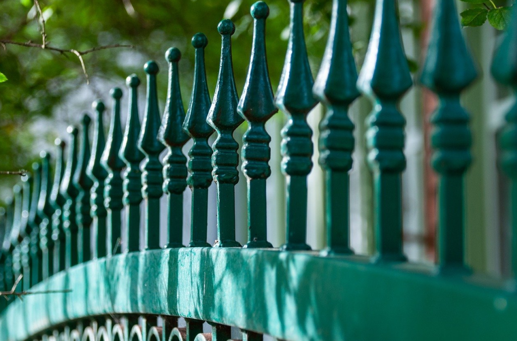 Beyond the White Picket Fence: Creative Alternatives for Home Fencing